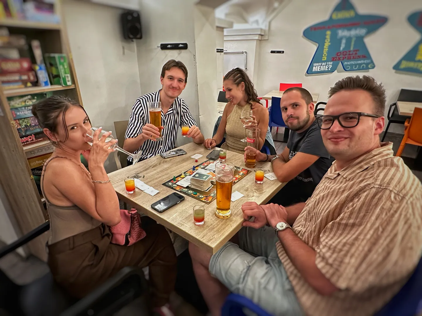 Csapat társasjátékozás közben, Game Up Pub, Budapest